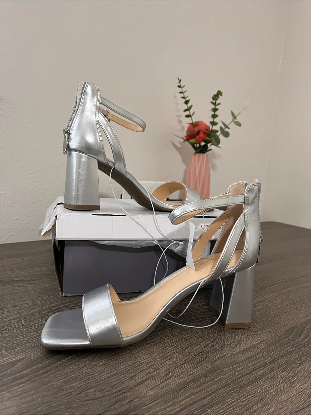Liz Claiborne Women’s Harnie Silver Metallic Block Heel Sandals Size 8